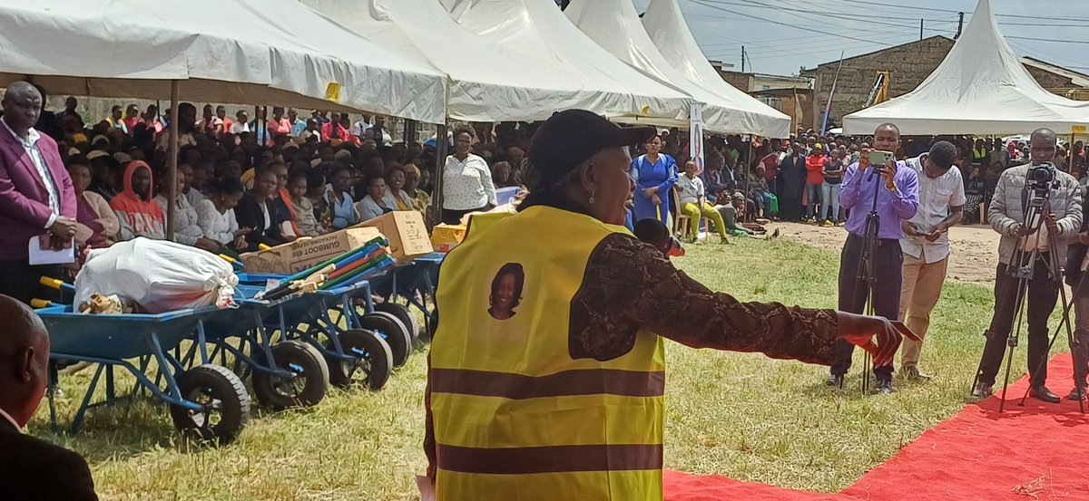 Kelvin_Mutwiwa's tweet photo. Machakos Governor Wavinya Ndeti reads the riot act on polluters as she launches countywide clean-up exercise. Ng'arisha Mtaa na Wavinya #SafishaMachakosProgram https://t.co/ls593fASpN