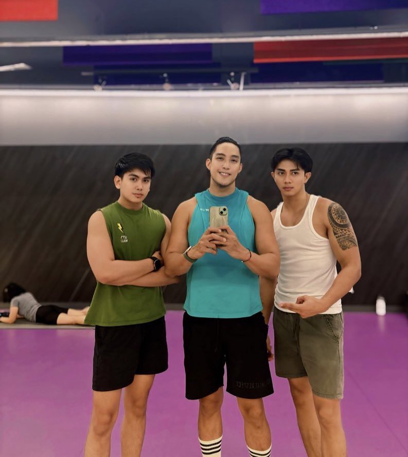 engineerRJ23's tweet photo. 📍 AF FAME
after tumambay nagkayayaan mag gym ng madaling araw 😂 💦  @cookiewdwardie @yajtromguy_16 https://t.co/eO6g1nT6Cz