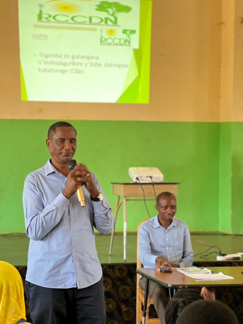 YegoKabuga's tweet photo. Mr. Mugabo John told the youth to warn their friends and their parents to avoid burning anything because it increases the amount of harmful gases in the atmosphere and causes global warming which has a serious impact on health.
@Gasabo_District @RwandaYouthArts @GasaboYouth https://t.co/MqwobLiVvr