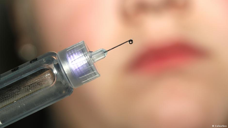 dw_russian's tweet photo. Самая крупная в мире фармкомпания Eli Lilly больше не будет поставлять свой инсулин Humalog в РФ. Препарат был проверенным средством для пациентов с диабетом первого типа, большую часть из которых составляют дети, чьи родители на российские аналоги переходить чаще всего не хотят, пишет The Bell. Издание уточняет, что на российском рынке препаратов инсулина продукция западных фармкомпан��й занимает 75%, но почти все их производство локализовано в России.

До 2019 года Humalog был единственным в своем роде видом инсулина на российском рынке, но теперь 80-90% производства приходится на его российский аналог "РинЛиза", его выпускает крупнейший российский производитель инсулинов "Герофарм"
