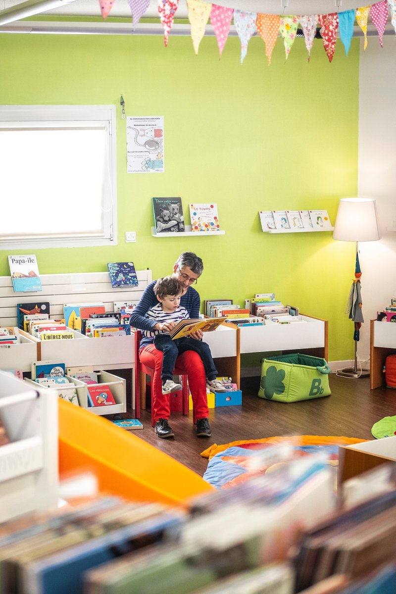 Ville_Pau's tweet photo. #MercrediFamille 
Le réseau des médiathèques, c'est 9 lieux culturels au plus près de chez vous, avec une offre large de livres et d'ateliers pour le grand public ! Et c'est gratuit ➡️ https://t.co/XI1K2MdvXE https://t.co/nsLUG2yMdw