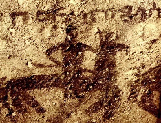 رسم على طبقة جبسية من قرية الفاو يُظهر حصاناً يمتطيه فارس يُدعى سالم بن كعب، يمسك بيده رمح.