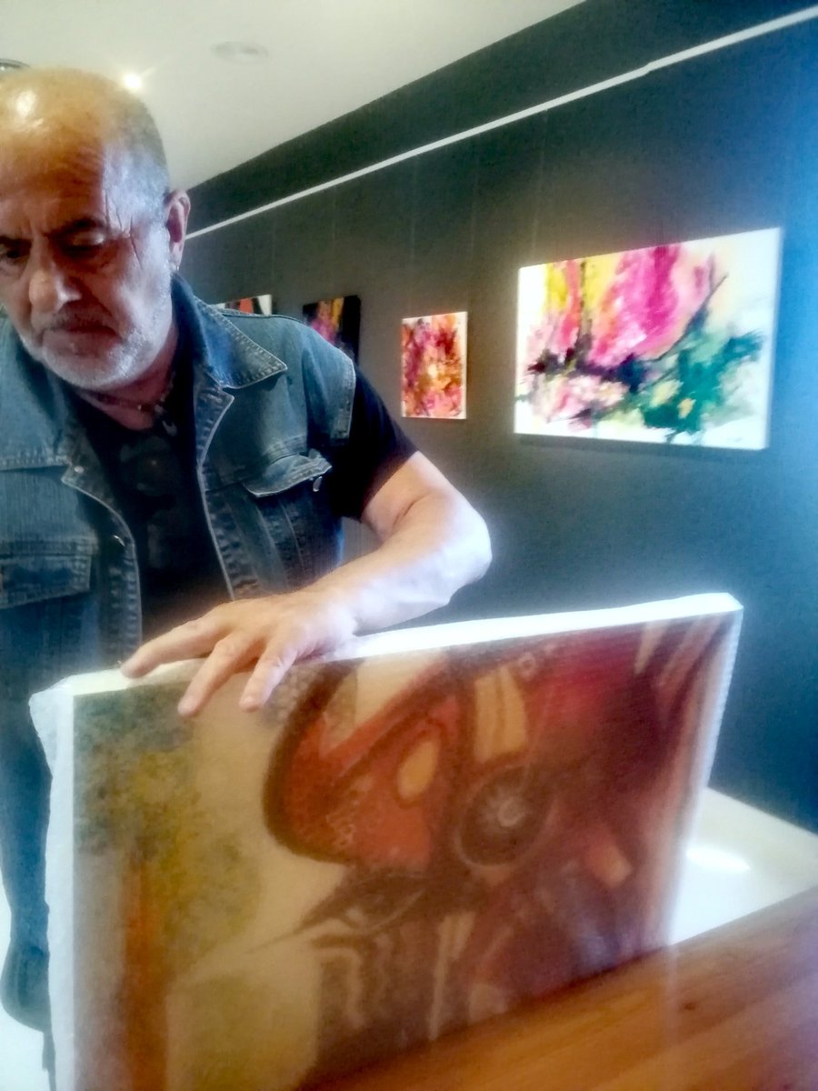 Vicent Torres en el procés de retirada de la seva obra, un retrospectiva d'obra abstracta què ha vestit les sales temporals del MAU els darrers dos mesos.