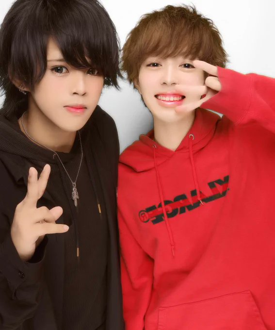 ふらっとらいん♪。ででん♪の漫画作品。2003年より連載開始。オンラインゲーム仲間の中学生の少女4人と内1人の姉の計5人の個性的な面々がリアル世界で巻き起こす日常のドタバタを描く。メインの5人は全員貧乳と言うのが最も重要な特徴。