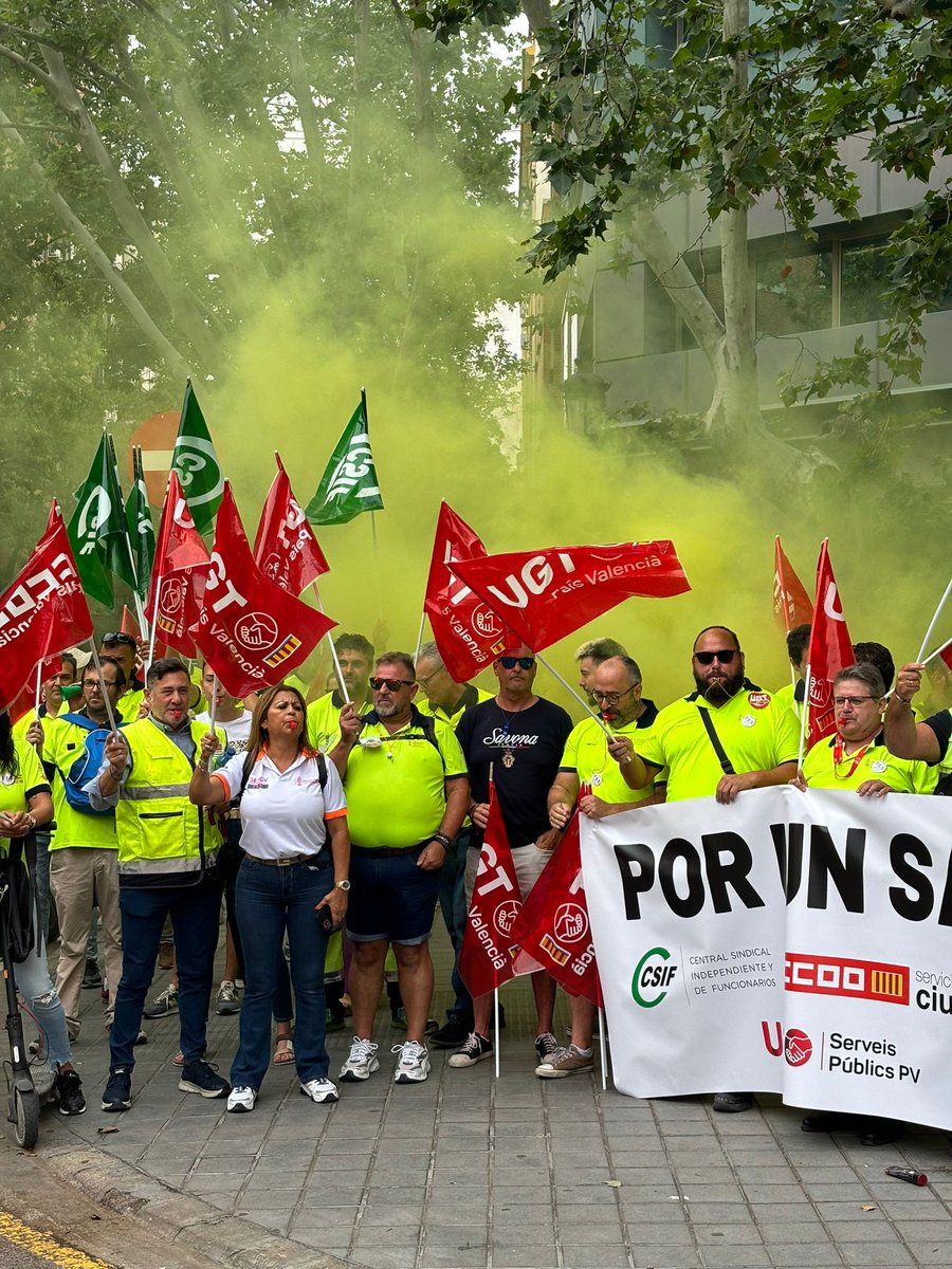 UGT_SP_PV's tweet photo. 🔴Reclamen un conveni digne per al personal del transporte sanitari, un servei que afecta a més de 2.000 treballadors i treballadores

🫸Volem deixar de ser el personal ‘low cost’ de la sanitat valenciana https://t.co/5Cx3abpK5w