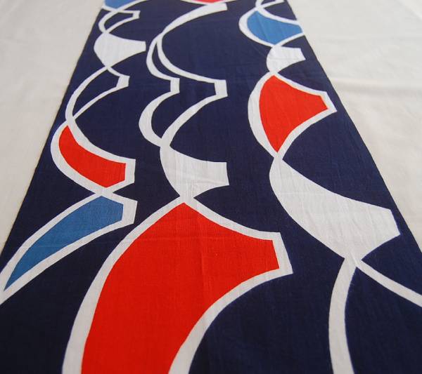 koubounoren's tweet image. 工房暖簾Gallery「手ぬぐいコレクション」
久しぶりの参加となる染工房白shiro
大波に千鳥など吉祥文様を洗練された感覚でデザイン
今回手ぬぐいコレクションでは「富士山～連なり富士～」が初登場
手ぬぐいファンの皆様お楽しみに
7/5～7 #関内駅チカアート市 から販売開始
#手ぬぐい #注染 #富士山