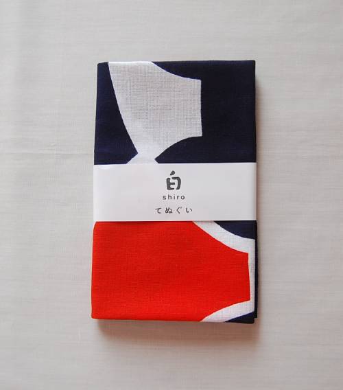 koubounoren's tweet image. 工房暖簾Gallery「手ぬぐいコレクション」
久しぶりの参加となる染工房白shiro
大波に千鳥など吉祥文様を洗練された感覚でデザイン
今回手ぬぐいコレクションでは「富士山～連なり富士～」が初登場
手ぬぐいファンの皆様お楽しみに
7/5～7 #関内駅チカアート市 から販売開始
#手ぬぐい #注染 #富士山
