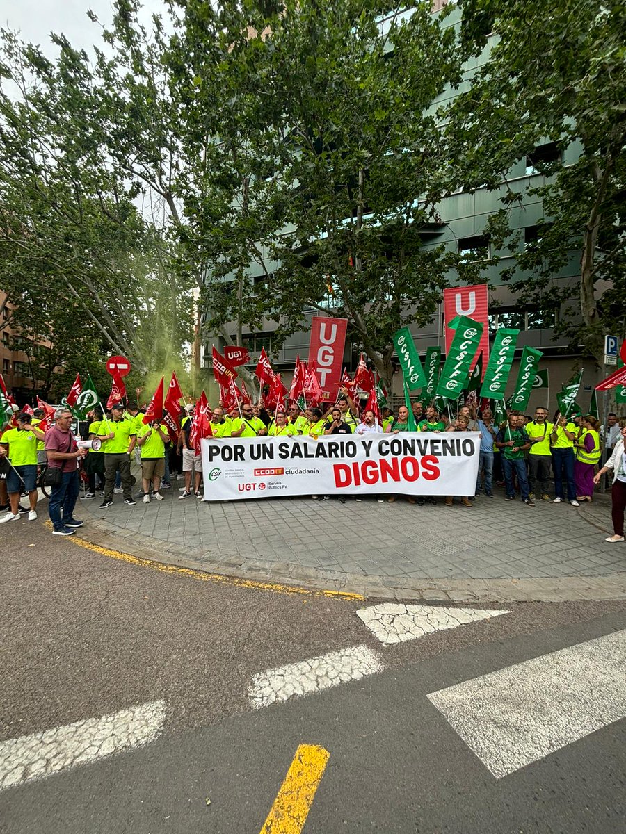 UGT_SP_PV's tweet photo. 🔴Reclamen un conveni digne per al personal del transporte sanitari, un servei que afecta a més de 2.000 treballadors i treballadores

🫸Volem deixar de ser el personal ‘low cost’ de la sanitat valenciana https://t.co/5Cx3abpK5w
