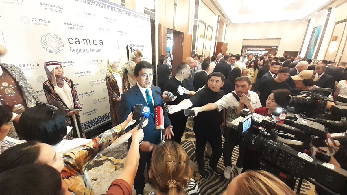 AslanSDKV's tweet photo. #Camca форум, вице премьер Байсалов пересказывает журналистам свое выступление на форуме. Форум проходит на английском языке без перевода https://t.co/MSA8tIzj9z