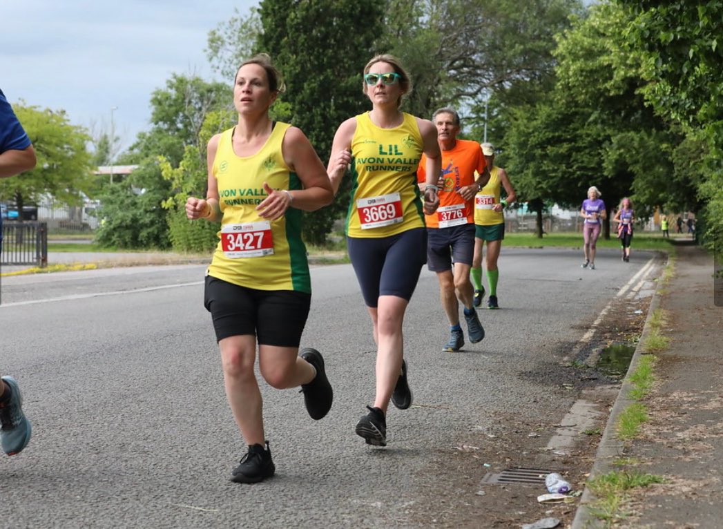 BlondeLilmo's tweet photo. Surprised myself with a new course PB at yesterday’s @AvonValleyRun Westbury 5k race. Came away with a chip time of 27:23 knocking 1:07 off of last months time 🥳 fuelled by cake (and then a G&T).
📷 with thanks to @dungey2002 with some flying feet!
#ukrunchat #lemonarmy https://t.co/fgm1aGKhwO
