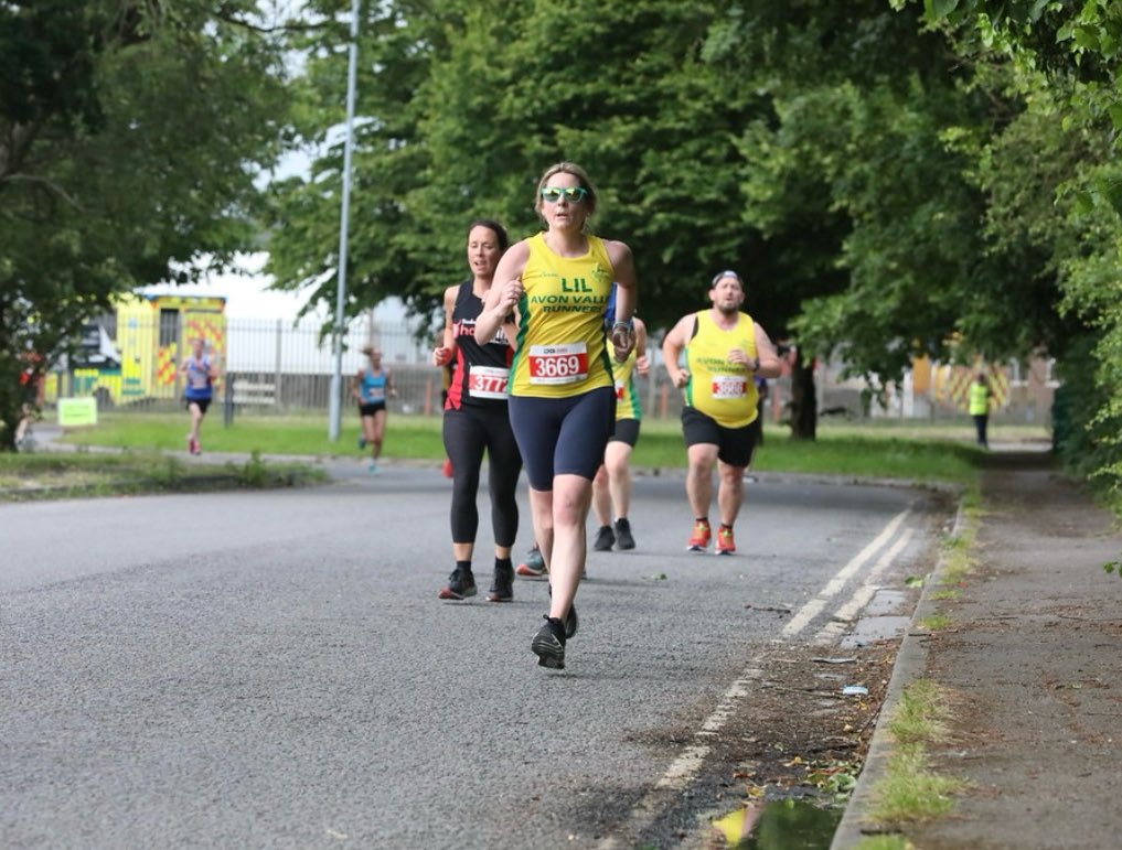 BlondeLilmo's tweet photo. Surprised myself with a new course PB at yesterday’s @AvonValleyRun Westbury 5k race. Came away with a chip time of 27:23 knocking 1:07 off of last months time 🥳 fuelled by cake (and then a G&T).
📷 with thanks to @dungey2002 with some flying feet!
#ukrunchat #lemonarmy https://t.co/fgm1aGKhwO