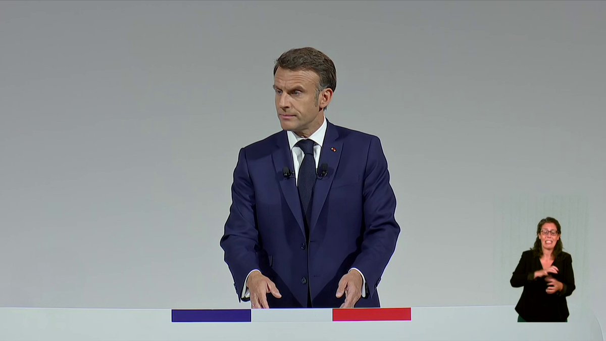 BFMTV's tweet photo. 🔴 EN DIRECT
Macron promet d'ouvrir "un grand débat sur la laïcité" pour prendre "des mesures claires" https://t.co/zEA197svMc https://t.co/9hNR4dEvqD