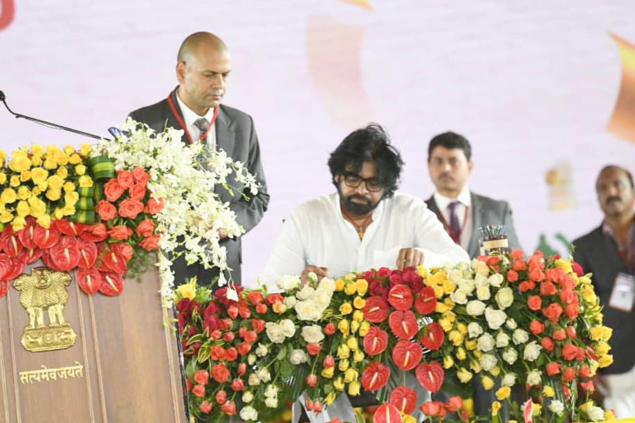 snkishere's tweet photo. కొణిదెల పవన్ కళ్యాణ్ అనే నేను 
❤️🥺 @PawanKalyan @JanaSenaParty
#PawanKalyanAneNenu https://t.co/WYkmJ6fYOU