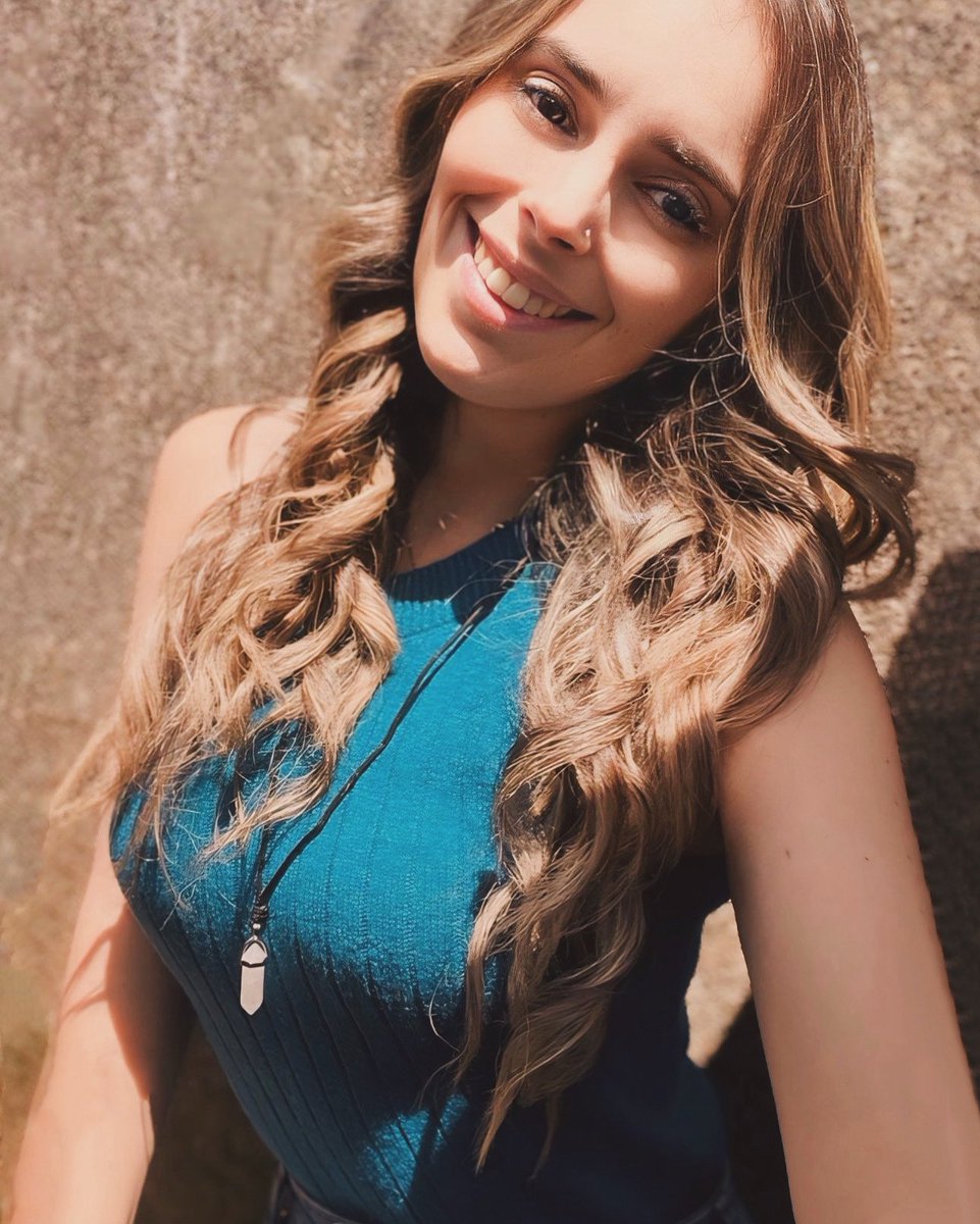 “Moça de alma colorida, pintou as suas dores com tintas e plantou flores em sua vida” 🌻🌻