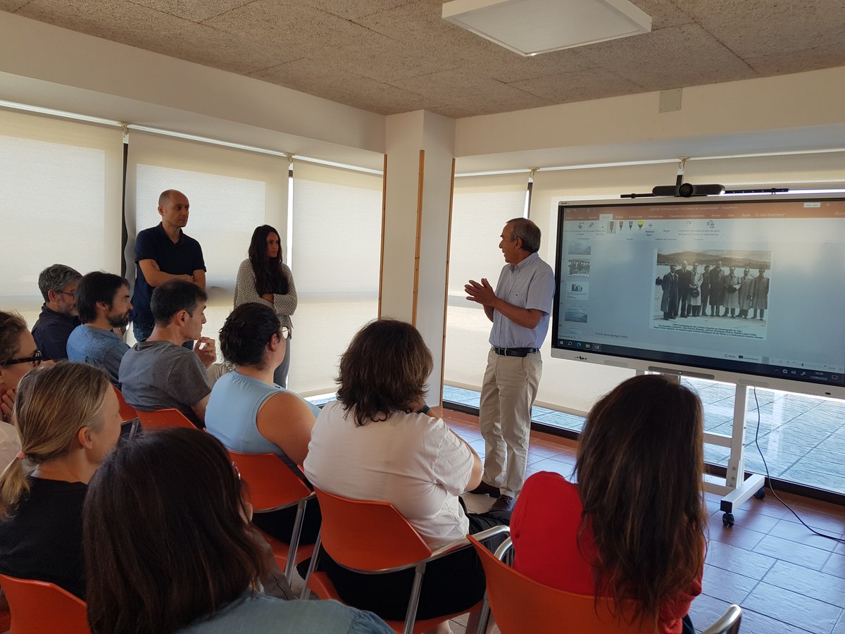 IEOVigo's tweet photo. 🎙️Hoy retomamos nuestra serie de charlas #CienciaAlPunto   

🌊De la mano de Alberto González-Garcés nos hemos sumergido en la historia de #IEOVigo para conocer nuestro pasado, comprender el presente y avanzar hacia el futuro https://t.co/jj66h6BWXh