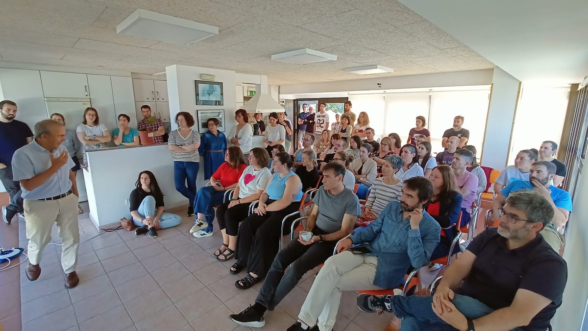 IEOVigo's tweet photo. 🎙️Hoy retomamos nuestra serie de charlas #CienciaAlPunto   

🌊De la mano de Alberto González-Garcés nos hemos sumergido en la historia de #IEOVigo para conocer nuestro pasado, comprender el presente y avanzar hacia el futuro https://t.co/jj66h6BWXh