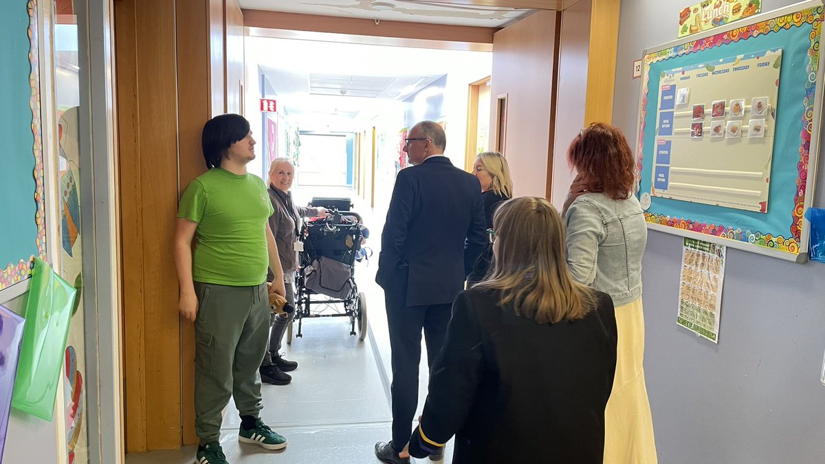 IsobelMair's tweet image. Our Pupil Leadership team were delighted to accompany Steven Quinn, Chief Executive on a tour around the school this morning. #weareIMS #schooltour #leadershipduties