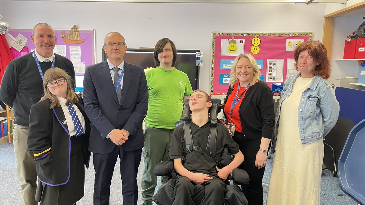 IsobelMair's tweet image. Our Pupil Leadership team were delighted to accompany Steven Quinn, Chief Executive on a tour around the school this morning. #weareIMS #schooltour #leadershipduties