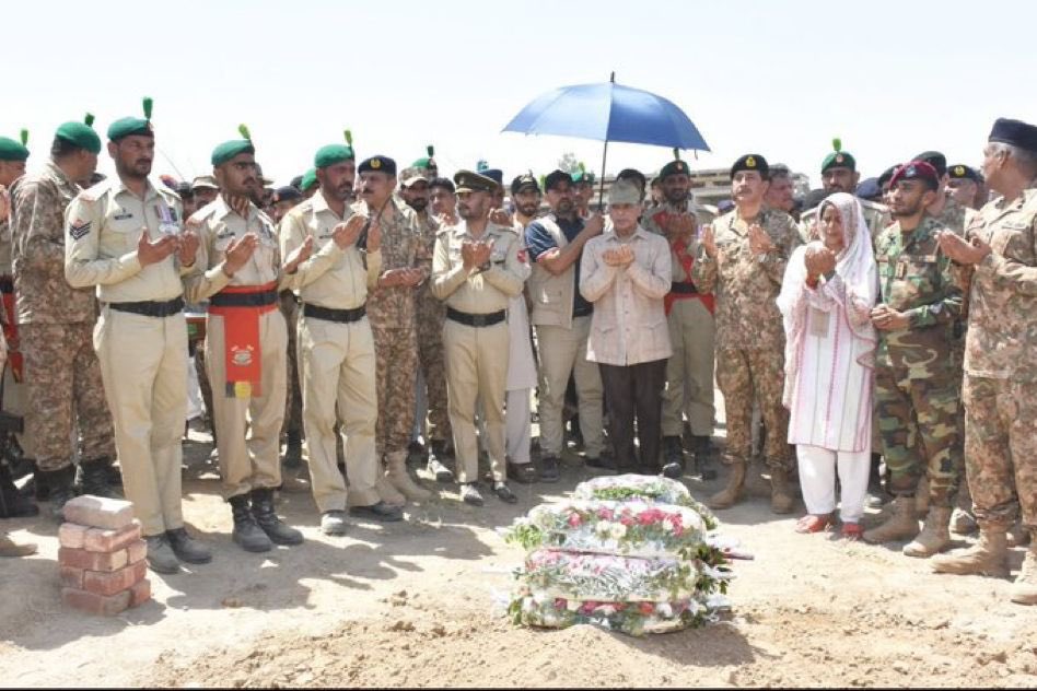 اس شخص کی رعونت اور تکبر کا عالم  یہ ہے کہ جنازے میں چند لمحوں کے لئیے فاتحہ بھی چھتری بردار کے بغیر نہیں پڑھ رہا