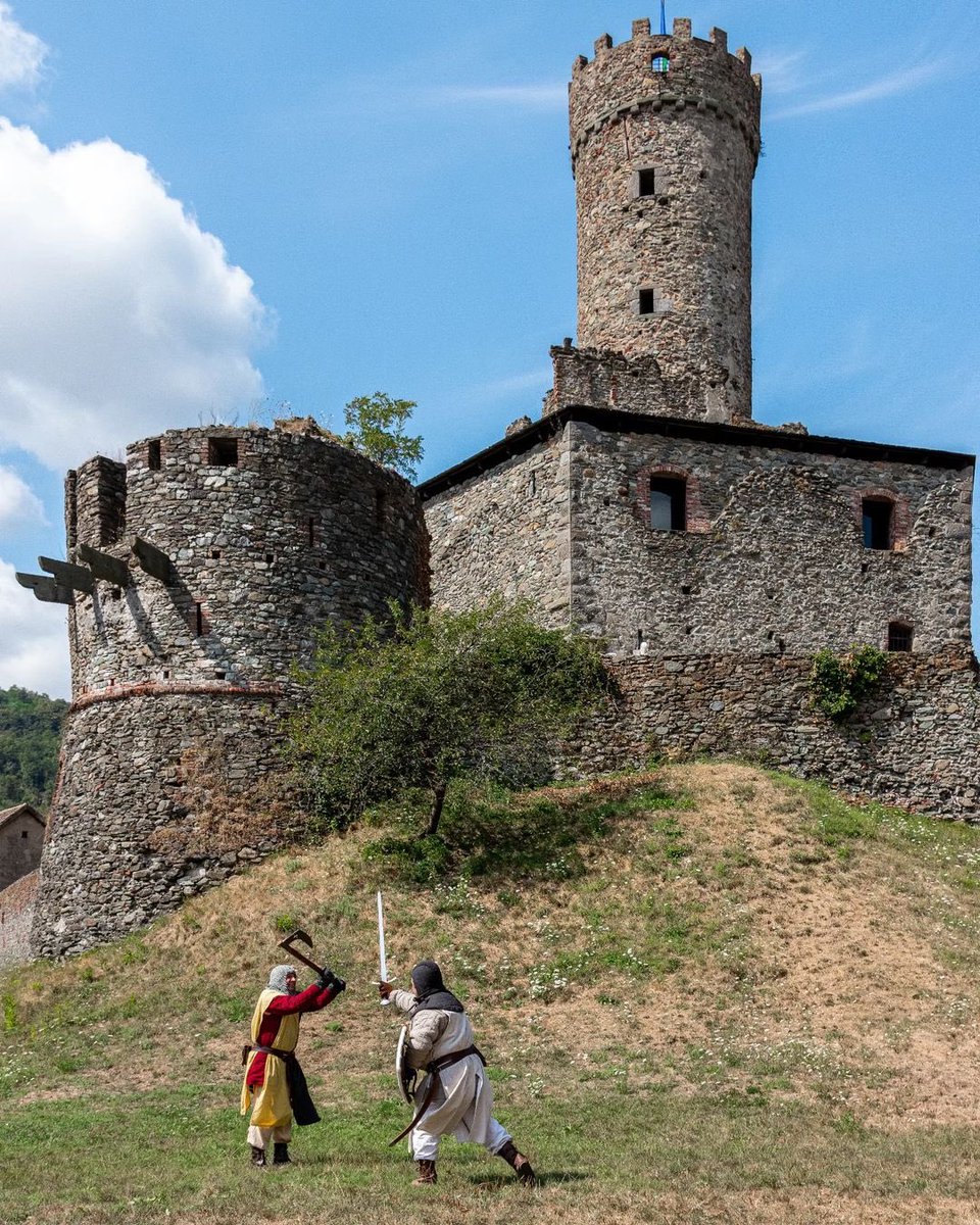 lamialiguria's tweet photo. A #Giugno la #Liguria si tuffa nel Medioevo🏰 #CampoLigure e #Loano tornano indietro nel tempo questo #weekend con le #rievocazionimedioevali: i borghi sono pronti a rivivere duelli tra cavallieri, cortei, danze, mercatini e sapori antichi
IG 📸 @al_castello_del_re https://t.co/gwn6DRe6OK