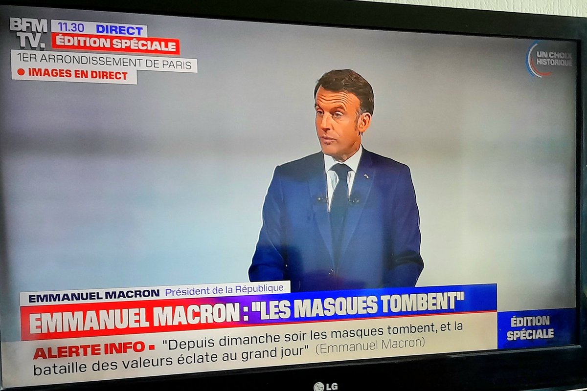 Walter_Boujenah's tweet photo. @brunovito7 @lesRepublicains @MLP_officiel @EJLCitoyens @XFrance @MarionMarechal @ZemmourEric @Reconquete_off @RNational_off @Valeurs @PascalPraud @morandini_live @jaclostermann @GilbertCollard @GPTVoff @J_Bardella @XavierBertand @vpecresse @laurentwauquiez @gerard_larcher @oliviermarleix @ECiotti Copieur ! 🤣
Le masque de ce pervers est tombé depuis longtemps...

Il souligne (comme moi ici min 9'40)
⬇️
https://t.co/UWvRhwDihS

les contradictions programatiques de l'#Uniondesdroites

C'est pour ça que #EJLPROG pourrait regrouper plus large... https://t.co/byTZg7KTwl