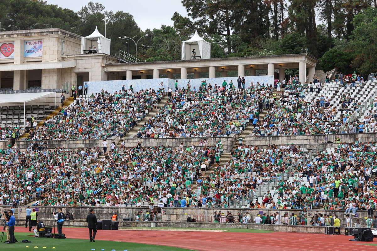 oficialvfc's tweet photo. 𝙐𝙢 𝙢𝙖𝙧 🟢⚪️ 𝙞𝙣𝙫𝙖𝙙𝙞𝙪 𝙤 𝙅𝙖𝙢𝙤𝙧 🥹

Obrigado a todos os Vitorianos e Setubalenses presentes neste Estádio que tanto nos diz. 💪

Somos Enormes! 💚

#EstáNosNaPele https://t.co/pST61bBYwi