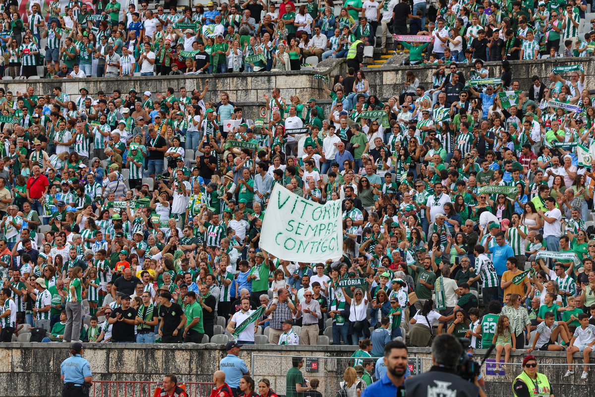 oficialvfc's tweet photo. 𝙐𝙢 𝙢𝙖𝙧 🟢⚪️ 𝙞𝙣𝙫𝙖𝙙𝙞𝙪 𝙤 𝙅𝙖𝙢𝙤𝙧 🥹

Obrigado a todos os Vitorianos e Setubalenses presentes neste Estádio que tanto nos diz. 💪

Somos Enormes! 💚

#EstáNosNaPele https://t.co/pST61bBYwi