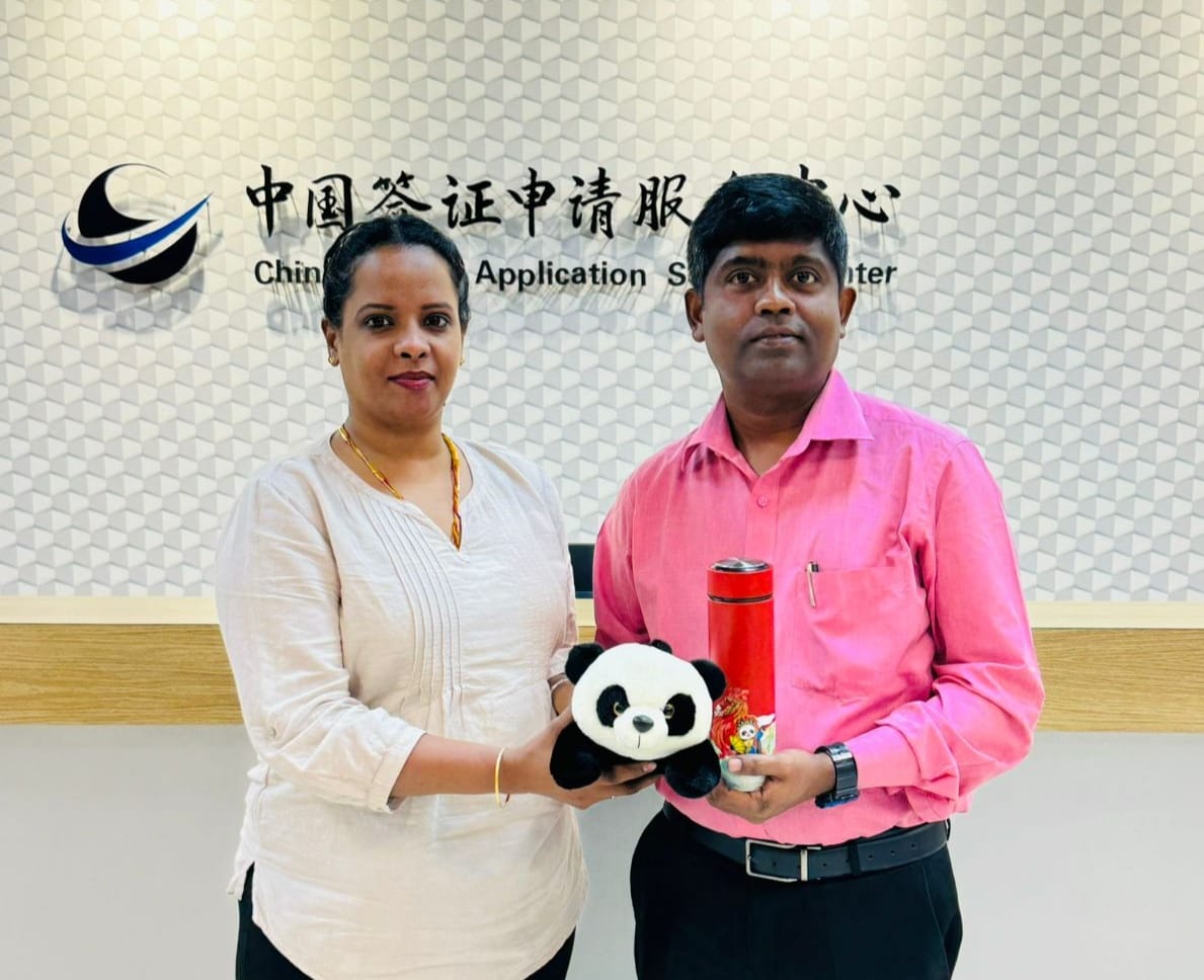 China_Amb_India's tweet photo. Congratulations to the 1 Lakhth visa applicant to the Chinese Embassy this year! Besides a small souvenir, the Chinese Embassy has waived the visa fee for him! Wish and encourage more and more Indian people come to China and enjoy their trips! https://t.co/kdXU6ElY3Y