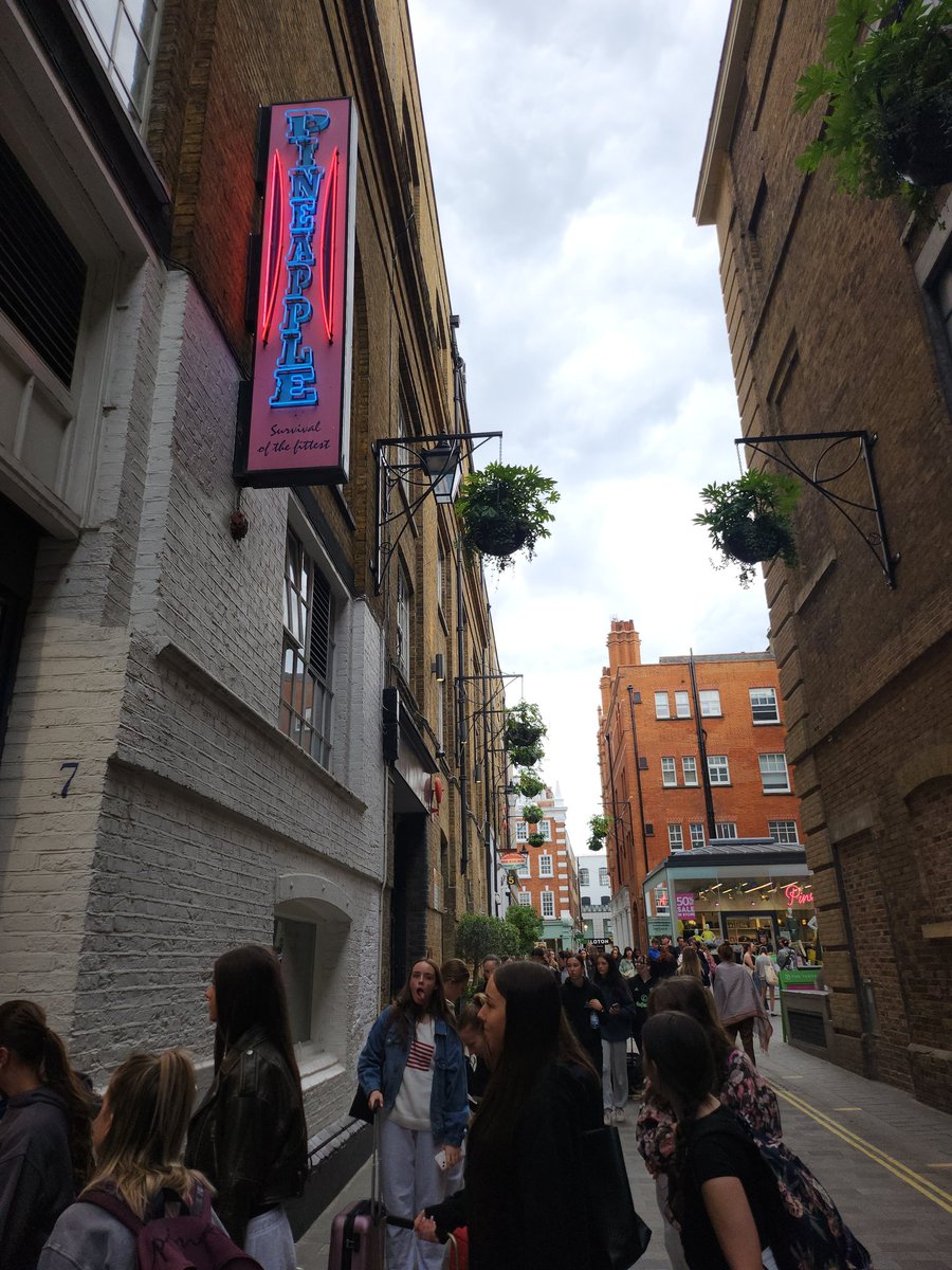 HyndlandSec's tweet image. Pineapple studio time! #Bestversion