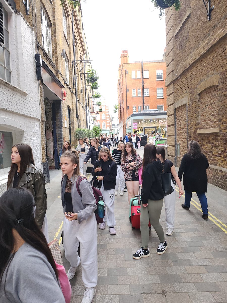 HyndlandSec's tweet image. Pineapple studio time! #Bestversion