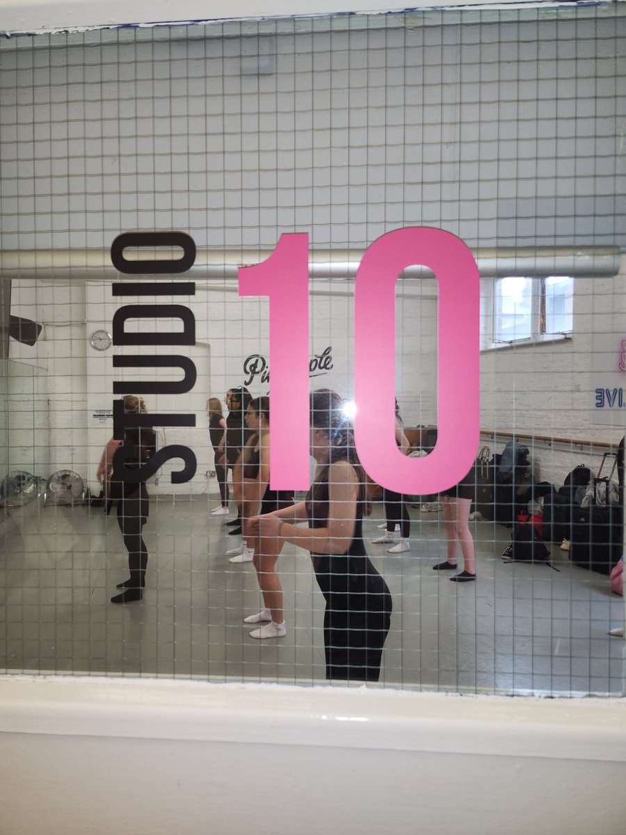 HyndlandSec's tweet image. Pineapple studio time! #Bestversion