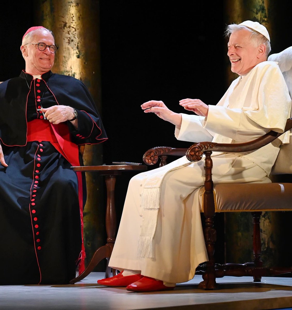 “Free of the usual simplified clichés about the church, the Pope and the Vatican, “The Two Popes” is a successful piece and beautifully staged. It shows the humanity of the actors and their motives. Definitely worth seeing,” writes <a href="/fr/">FrankfurterRundschau</a>.