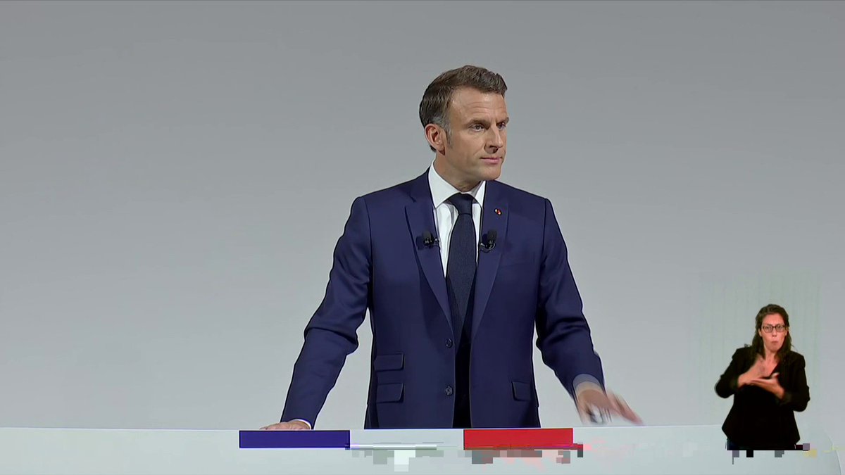 f_philippot's tweet photo. #Macron plus soporifique que jamais dans sa conférence de presse en ce moment même !
D’une mollesse, d’un convenu, d’un ennui ! Et il va nous faire ça 3 fois par semaine ?!…

Comme s’il avait envie de perdre ! 

➡️ Qu’il prenne de l’avance sur tout ça et qu’il présente sa #démission !