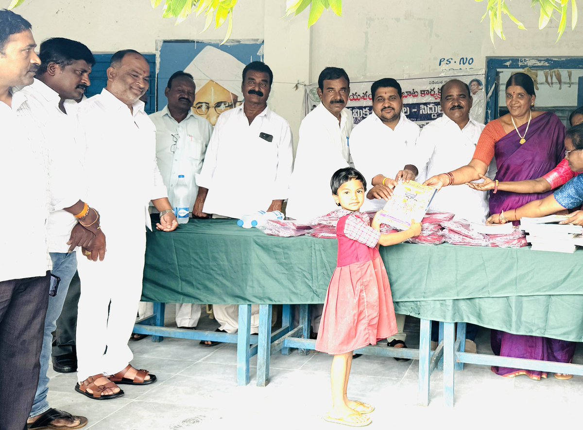 ShubhaPatelTRS's tweet photo. విద్యార్థులు ఉన్నత విద్యనభ్యసించి.. మంచిస్థాయికి చేరుకోవాలని రాష్ట్ర బీసీ కమిషన్ సభ్యలు శుభప్రద్ పటేల్ అన్నారు. ఇవాళ వికారాబాద్ మండలం సిద్దలూర్ గ్రామంలోని ప్రభుత్వ ప్రైమరీ మరియు హైస్కూల్ లో యూనిఫామ్ బట్టలు, పుస్తకాలు పంపిణీ చేశారు. #govtschools #freebooks #freeuniform https://t.co/sN70U2tH6a