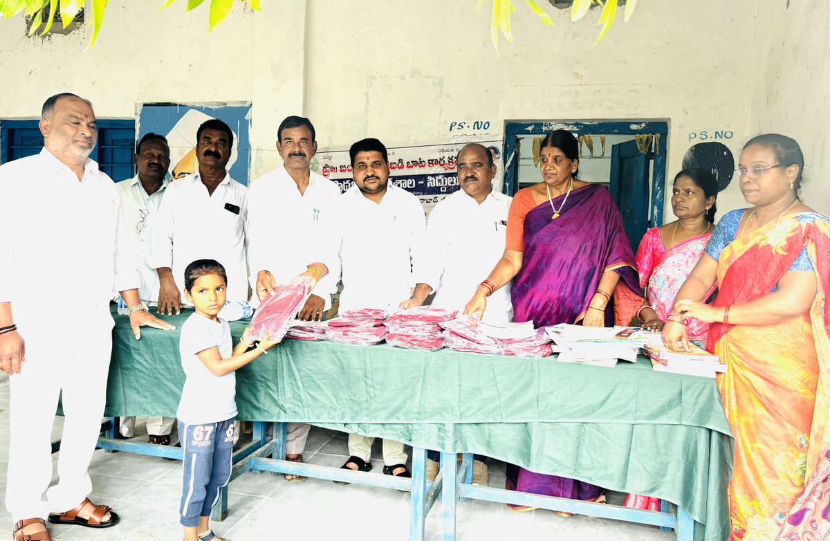 ShubhaPatelTRS's tweet photo. విద్యార్థులు ఉన్నత విద్యనభ్యసించి.. మంచిస్థాయికి చేరుకోవాలని రాష్ట్ర బీసీ కమిషన్ సభ్యలు శుభప్రద్ పటేల్ అన్నారు. ఇవాళ వికారాబాద్ మండలం సిద్దలూర్ గ్రామంలోని ప్రభుత్వ ప్రైమరీ మరియు హైస్కూల్ లో యూనిఫామ్ బట్టలు, పుస్తకాలు పంపిణీ చేశారు. #govtschools #freebooks #freeuniform https://t.co/sN70U2tH6a