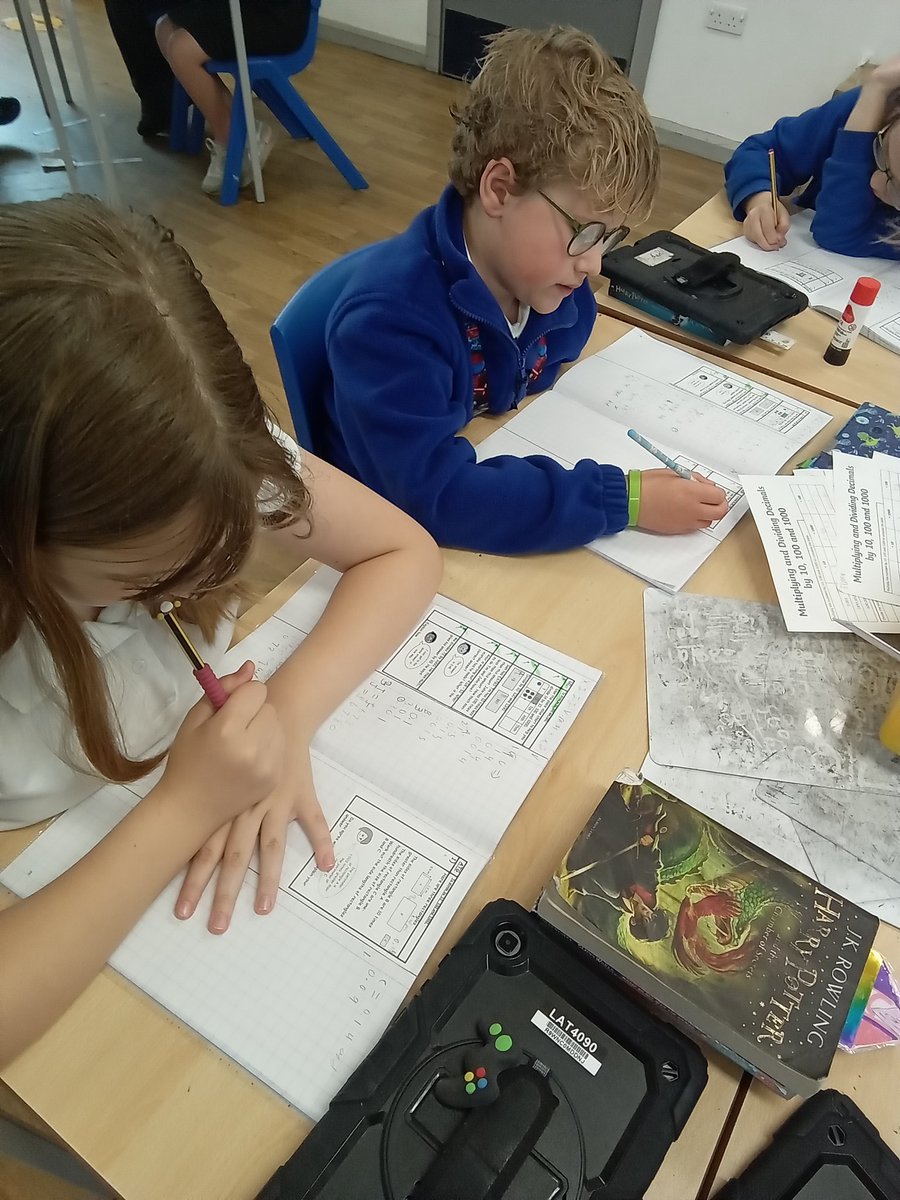 DeltaMerseyY6's tweet photo. We are dividing numbers by 10, 100 and 1000 #MPAmaths @DeltaMersey https://t.co/XuksGLPhz6