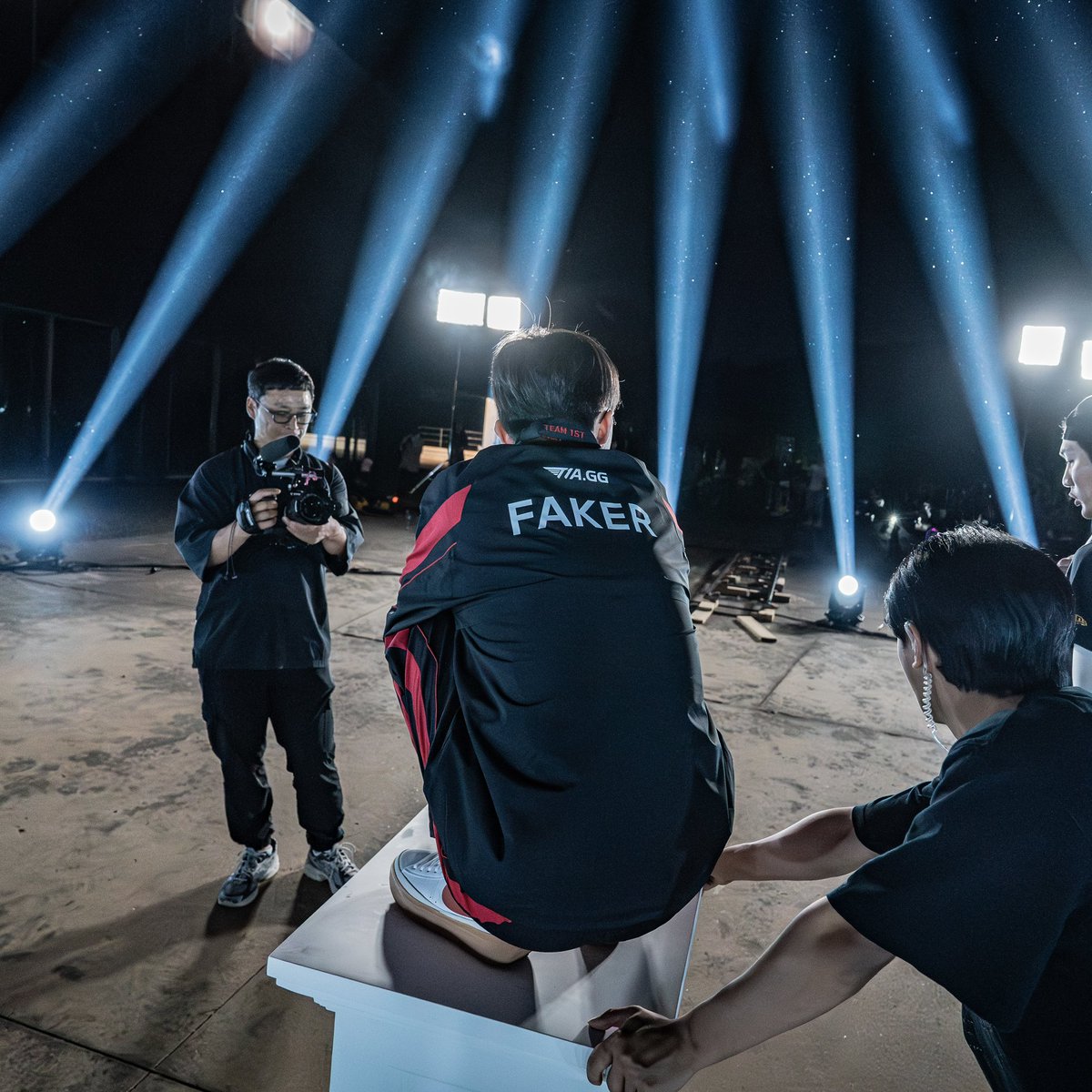 jadetokky's tweet photo. faker                                          also faker https://t.co/a6XlhgbUkX