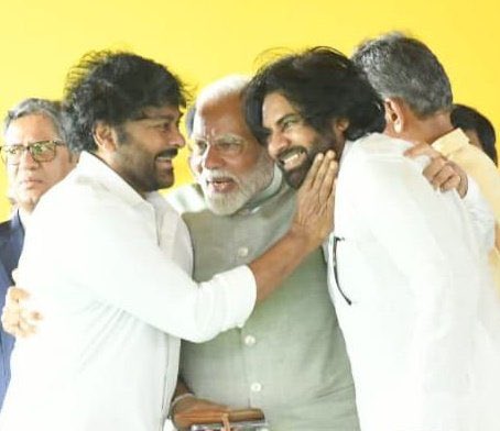 VinuthaKotaa's tweet photo. తోడబుట్టిన వారిపై ఆ వాత్సల్యం
ఆస్తుల కోసం తోబుట్టువుని గోడకేసి కొట్టే వారికి అర్థం కాదులే!! https://t.co/XGvsIhzuAn