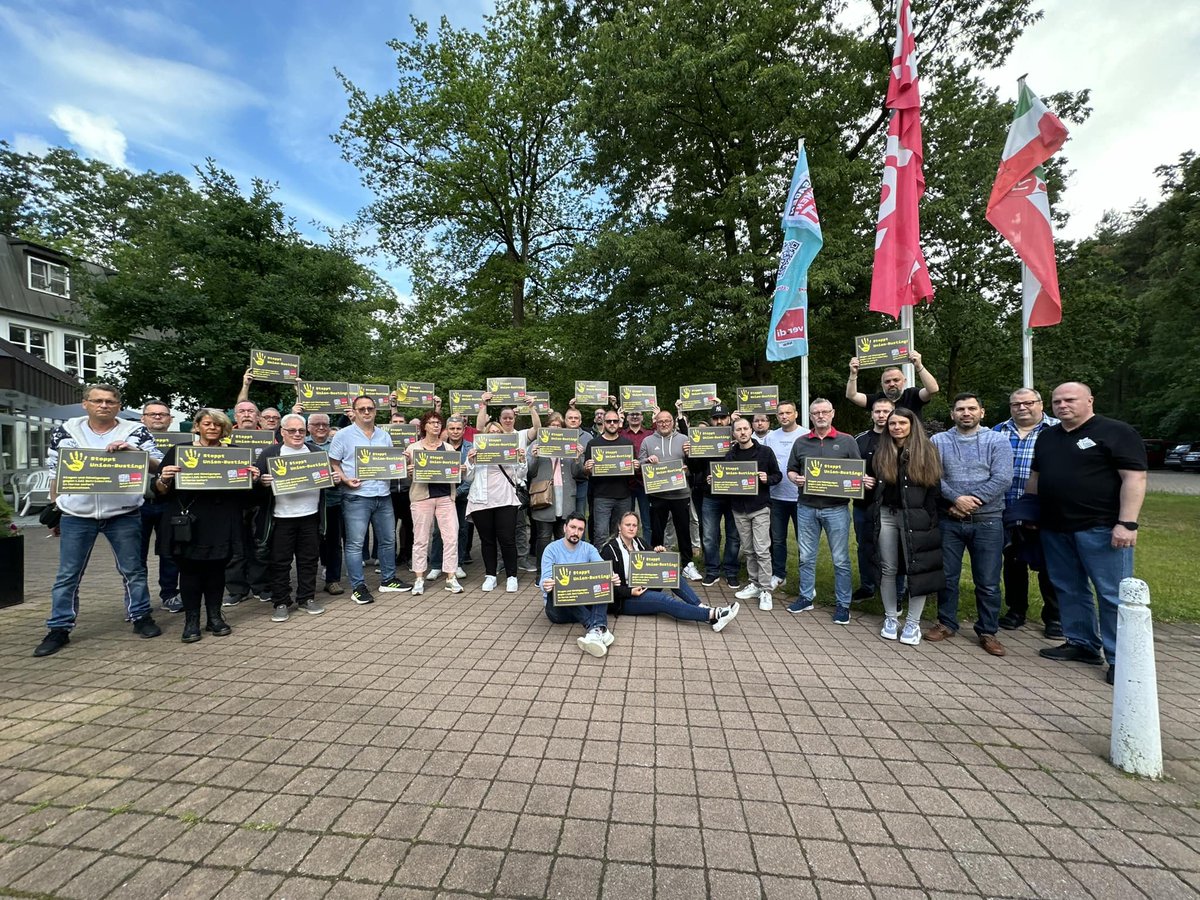 CommerceUni's tweet photo. ✊We stand in full solidarity with @verdihandel and Lidl warehouse workers in Herne, and join them in their call to @lidl to stop union-busting! 
📝To grow solidarity, please sign and spread the petition: https://t.co/Hy0nPWxdzw? https://t.co/T5qlfFglhI