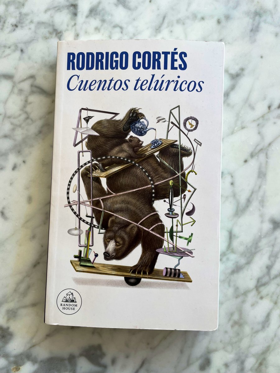 TaboadaLucia's tweet photo. Fue un placer conversar con @rodrigocortes sobre sus ‘Cuentos telúricos’ (@randomhouse_es). Hablamos de literatura, meteorología, humor, Álvaro Cunqueiro, niños, pasiones, magia y muchas cosas más. Nuevo #NotaAlPie: https://t.co/ECaAzBDf8u https://t.co/DDKfYE3pEM