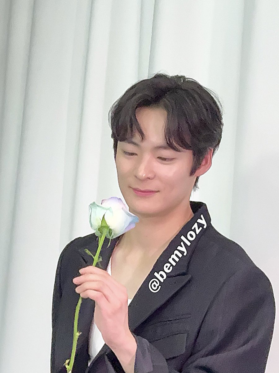 #송건희 

건희랑 꽃이랑 너무너무 잘 어울려서 
아끼고 아끼다 공개합니다 .... 🥹💐 

🔒사진도 넘 잘 찍고 ... 
포즈도 자연스럽고 ... ⋆⁺₊ 𓆉 ⋆⁺₊⋆ ‧͙ *̩͙