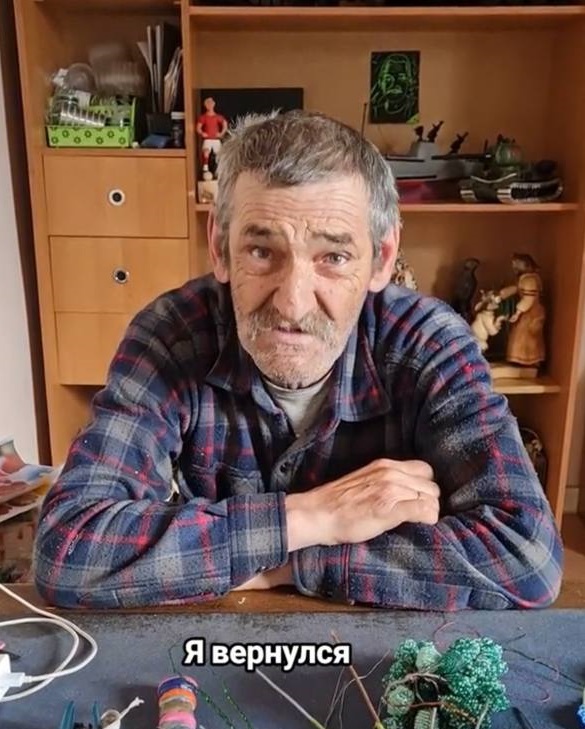 sibrealii's tweet image. Пенсионер-тиктокер из Иркутска вёл блог, где рассказывал о своих поделках, чтобы оплачивать лечение жены. Мэрия выселила его из единственной мастерской, где он и жил с семьёй.⬇️