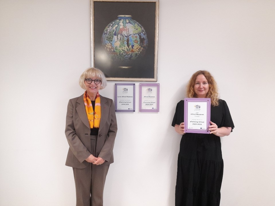 eTwNancyMetz's tweet photo. Remise d'un nouveau Label eTwinning School @eTwinningFrance  au lycée Alfred Mézières @AlfredLycee de Longwy  @acnancymetz  pour récompenser l'engagement des équipes enseignantes et le dynamisme des élèves dans les projets européens @ErasmusplusFR👏@BabinWillaume @AdelineSaverna https://t.co/He5XH8lrM3