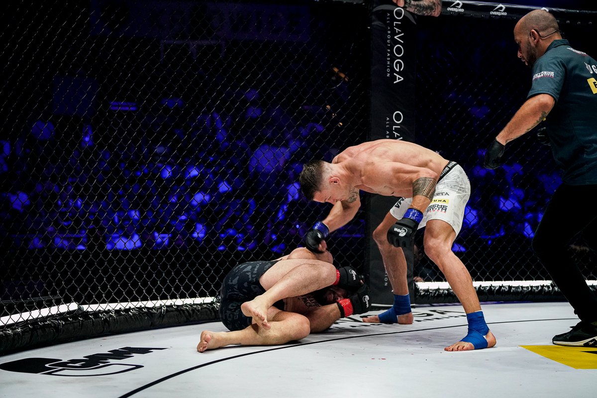 cloutmma's tweet photo. SZALONY REPORTER vs JAKUB RZEŹNICZAK
To było szalone i szybkie starcie! Co sądzicie o jego przebiegu i zakończeniu? 🤔
Czy Kuba Rzeźniczak powinien pojawić się jeszcze w klatce? ⚽
#CLOUTMMA5 https://t.co/o2D5x6inMA