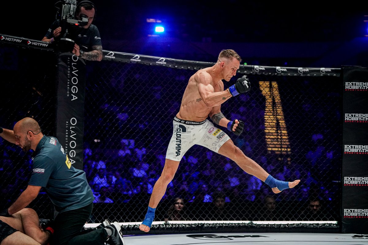 cloutmma's tweet photo. SZALONY REPORTER vs JAKUB RZEŹNICZAK
To było szalone i szybkie starcie! Co sądzicie o jego przebiegu i zakończeniu? 🤔
Czy Kuba Rzeźniczak powinien pojawić się jeszcze w klatce? ⚽
#CLOUTMMA5 https://t.co/o2D5x6inMA