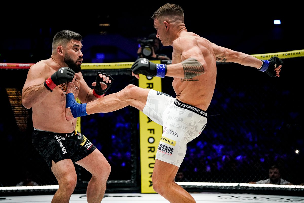 cloutmma's tweet photo. SZALONY REPORTER vs JAKUB RZEŹNICZAK
To było szalone i szybkie starcie! Co sądzicie o jego przebiegu i zakończeniu? 🤔
Czy Kuba Rzeźniczak powinien pojawić się jeszcze w klatce? ⚽
#CLOUTMMA5 https://t.co/o2D5x6inMA