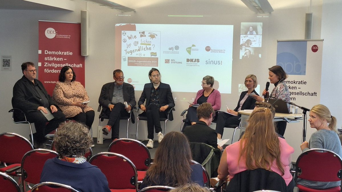 Wie ticken Jugendliche? -👉 So ticken Jugendliche! 
<a href="/bpb_de/">bpb.de</a> und Partner präsentieren auf Pressekonferenz in Berlin die SINUS-Jugendstudie 2024: bpb.de/11133 // - Ausführliche PM: bpb.de/die-bpb/presse… // Hier die wichtigsten Erkenntnisse #SINUSJugendstudie 1/13