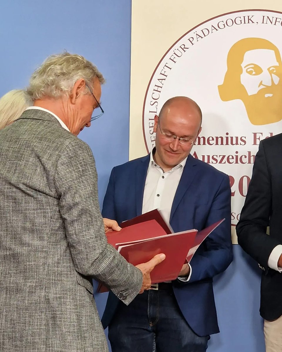 Debuff_Int's tweet photo. Gestern durfte unser Geschäftsführer Sebastian Connette im Rahmen der 29. Comenius EduMedia Awards in #Berlin ein Siegel für unser Lernspiel "Paintball - The puzzle game" entgegennehmen.
#Comenius #Award #EduMedia #GPI #Siegel #Paintball #digitaleBildung #Lernspiel #education https://t.co/hXPY4t8zUu