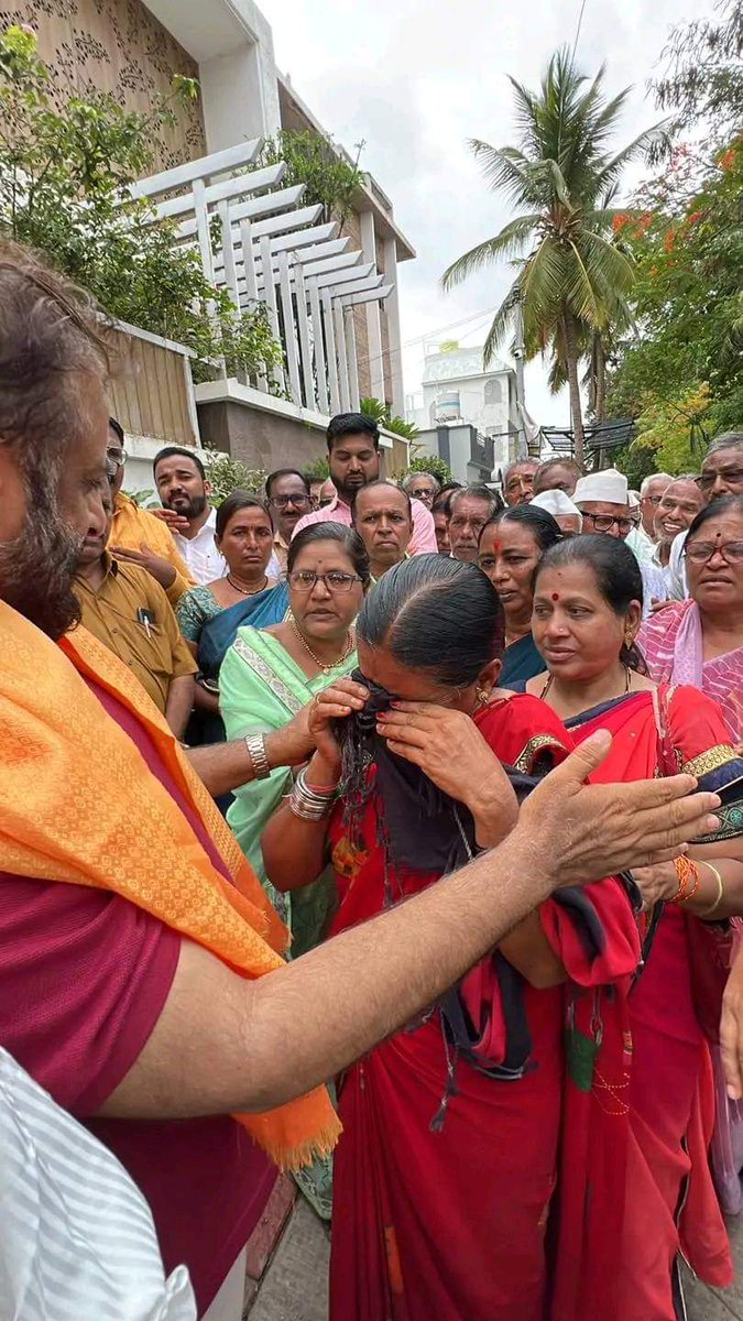 GulshadJNP's tweet photo. लोकसभा चुनाव में हार के बाद बहुत से हिंदू-भाई बहनें औरंगाबाद के निवर्तमान सांसद @imtiaz_jaleel साहब से मिलने आए तो अपने नेता की हार के ग़म में रो पड़े..
यही @aimimnational_ का काम है, यही इम्तियाज़ साहब की मेहनत है। @asadowaisi @imshaukatali https://t.co/4eDgZc2QGg