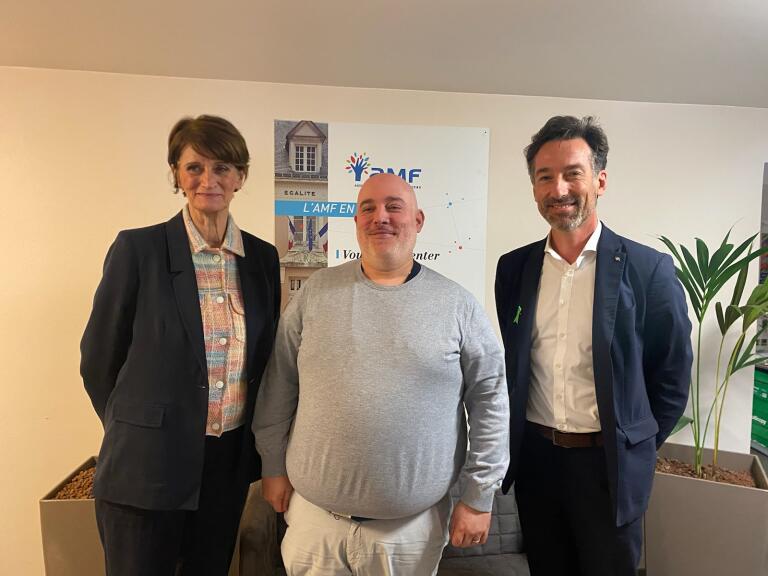 🗨️[RENCONTRE]
Les co-présidents de la commission Santé de l'AMF, <a href="/chereau/">Frederic Chereau</a> et Claire Peigné, échangent avec <a href="/SalsacLaurent/">Laurent Salsac⚒️🏳️‍🌈</a> de l'UNIPA sur l'urgence de publier les décrets de la loi Rist relatifs aux Infirmiers en Pratique Avancée et aux délégations de tâche, une urgence pour